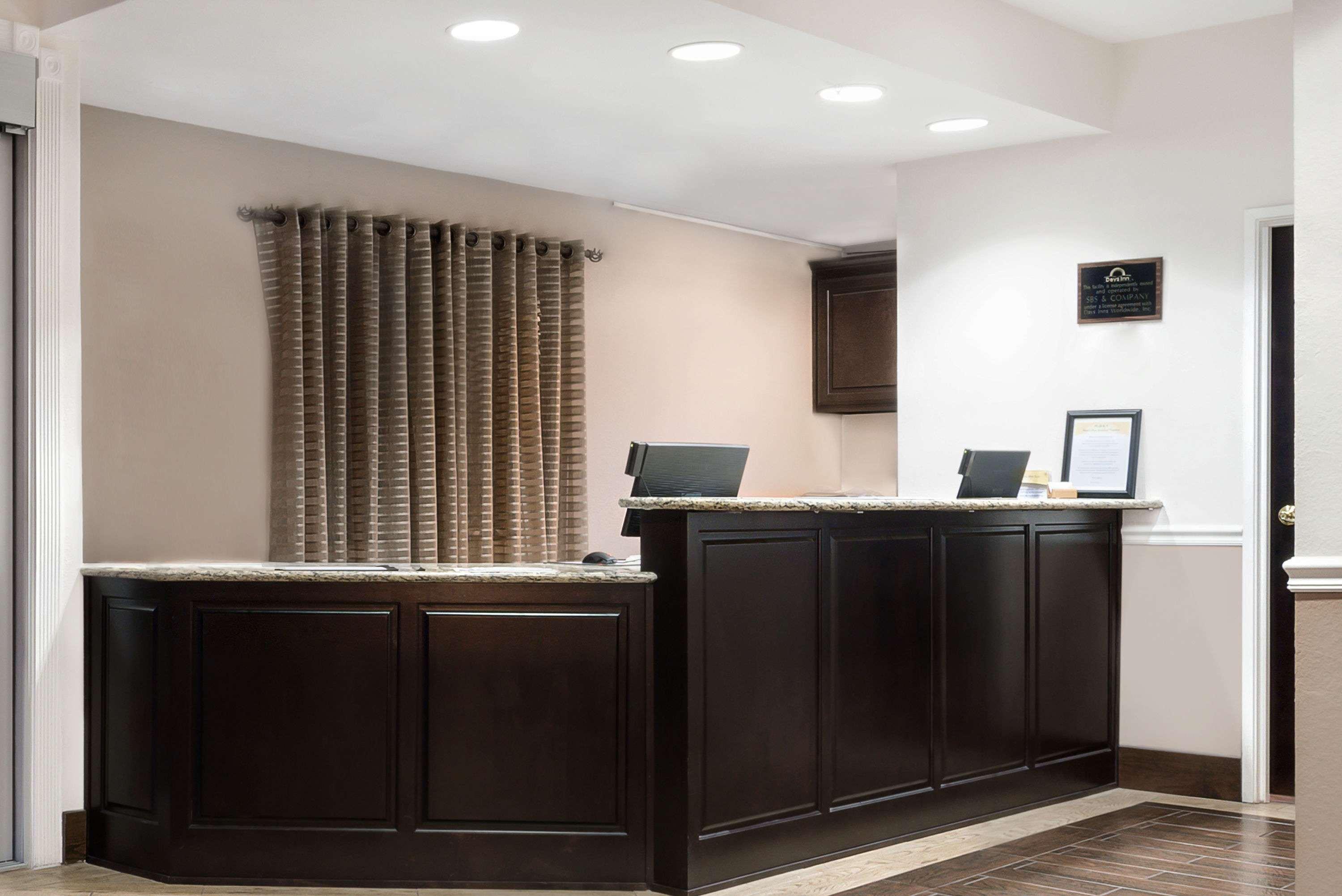 Days Inn & Suites By Wyndham Dallas Buitenkant foto