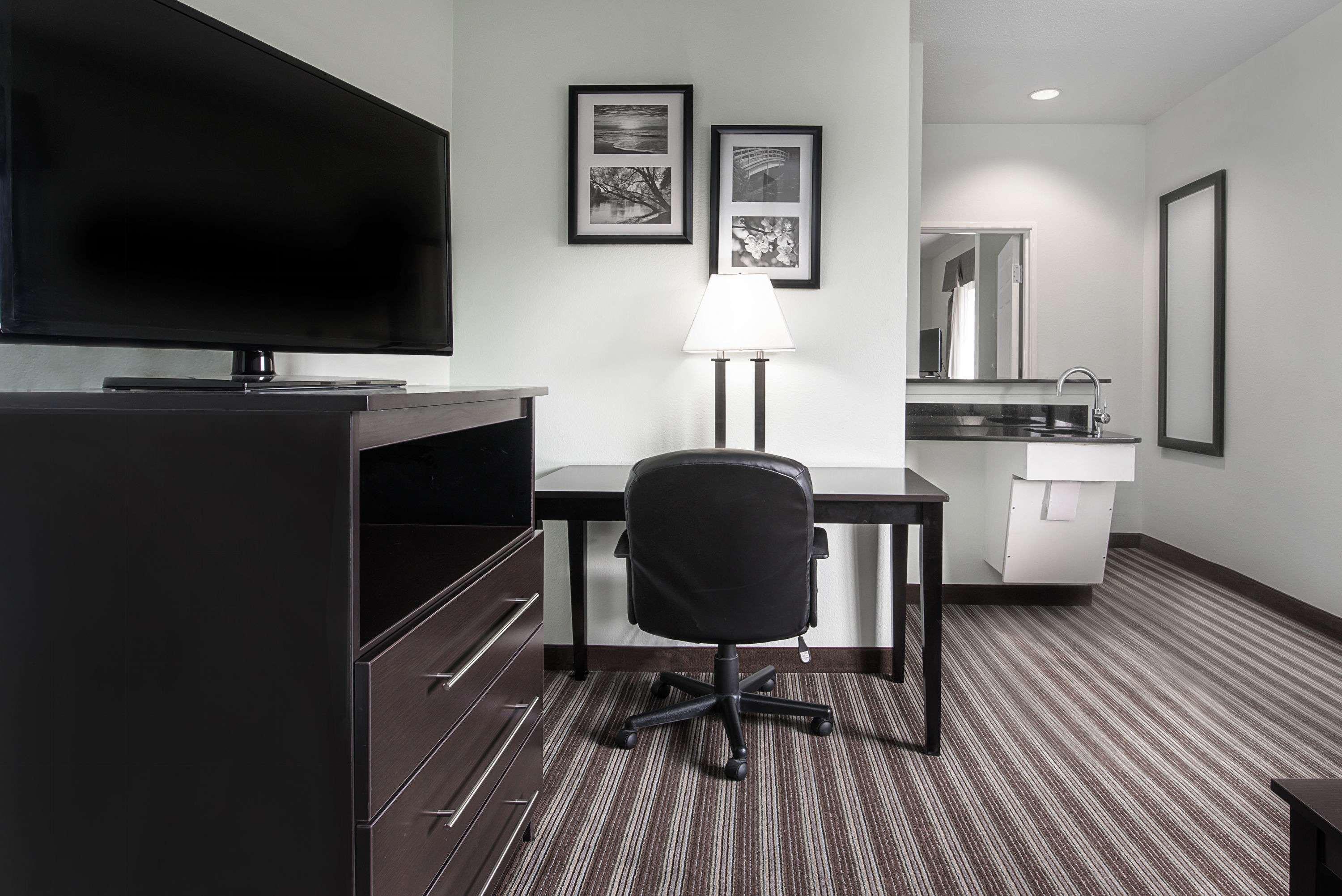 Days Inn & Suites By Wyndham Dallas Buitenkant foto