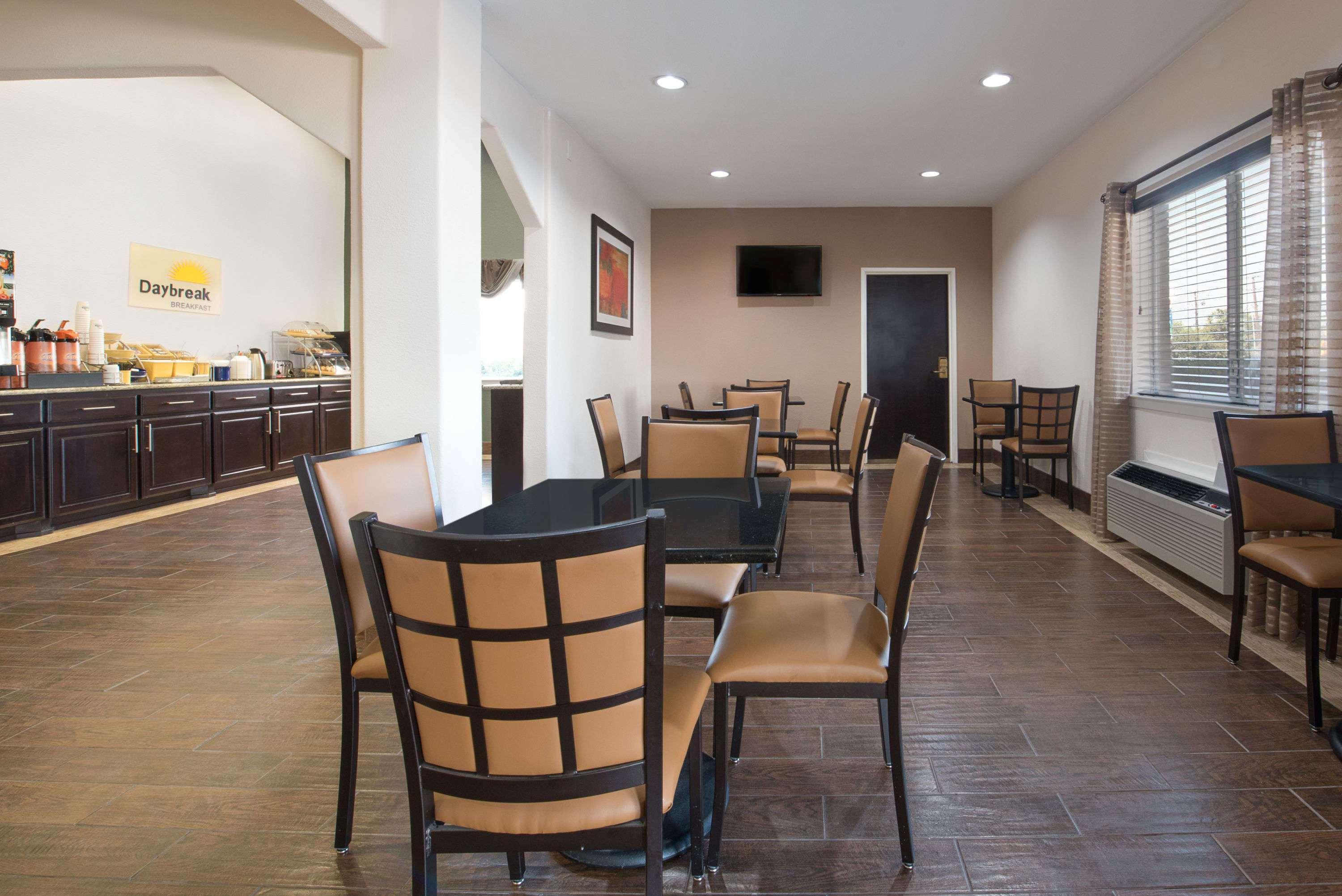 Days Inn & Suites By Wyndham Dallas Buitenkant foto