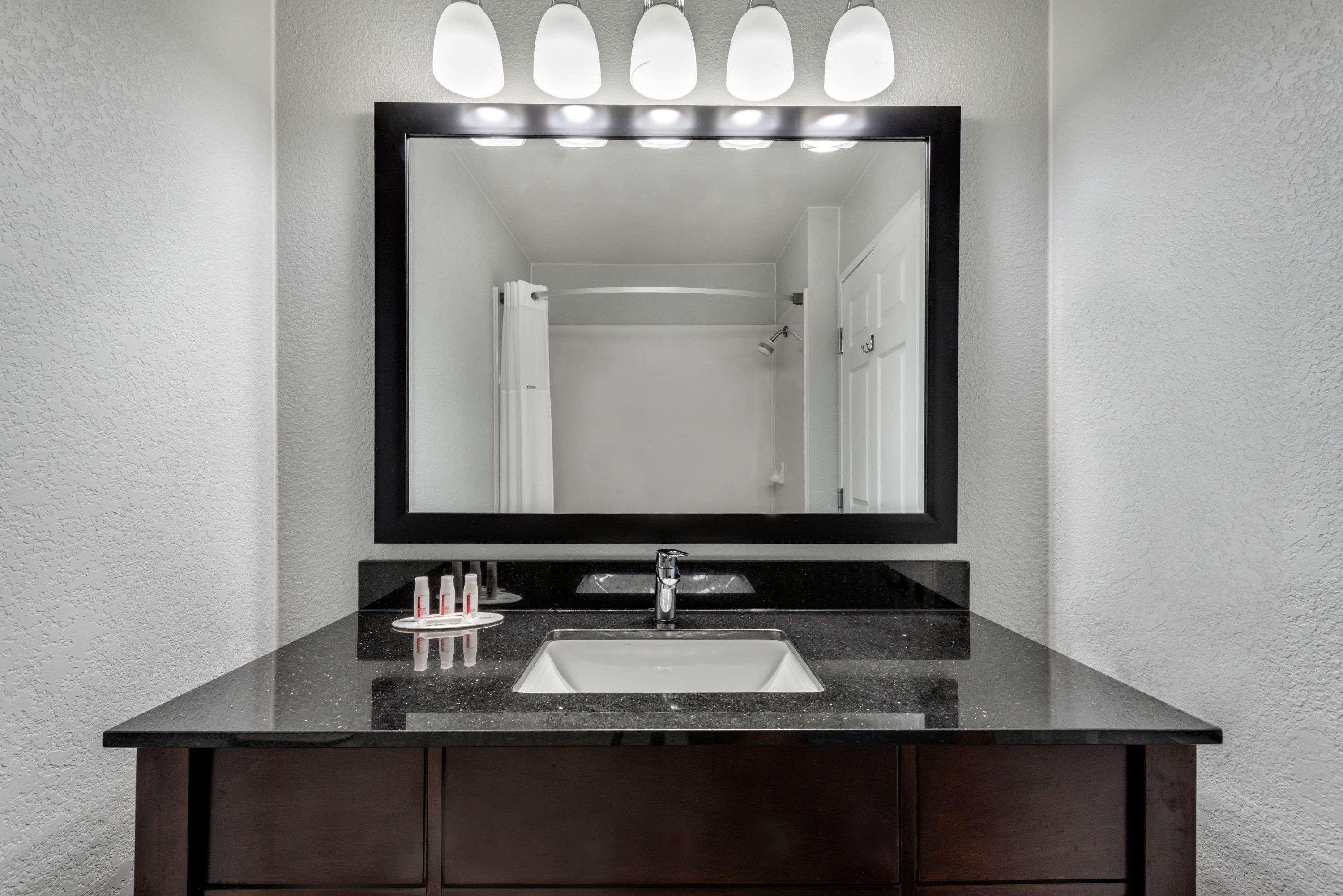 Days Inn & Suites By Wyndham Dallas Buitenkant foto